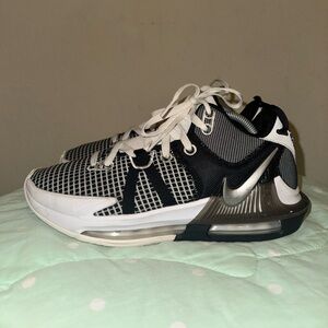 LeBron Witness 7 Basketball Shoes White/Black/Metallic Silver
Size 7